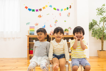 並んで座る園児