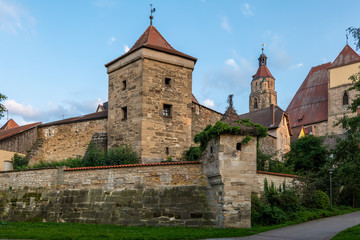Fototapeta na wymiar Teil der historischen Weißenburger Stadtmauer mit Fünfeckturm bzw. Pulverturm bei blau weißem Himmel