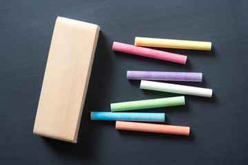 Obraz premium multicolor chalk stick on black chalkboard background