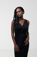 Frau im Studio mit Gefühlsausdruck