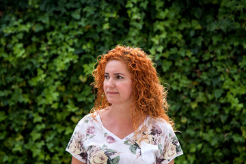 Fototapeta premium redhead woman with green background