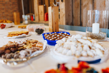 Süßes Buffet auf einer Hochzeit Kuchen und Pralinen