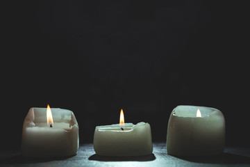 Obraz na płótnie Canvas mourning candles on black background