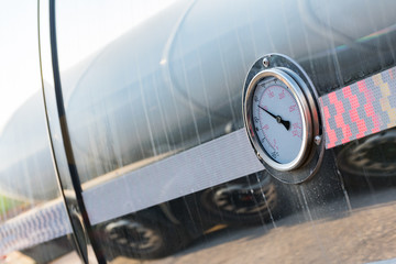 Manometro de temperatura en camion cisterna