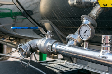 Manometro de temperatura en camion cisterna