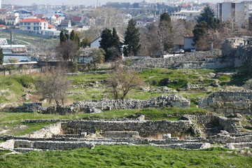 Obraz premium The ruins of a historical monument of Kherson necropolis in the city of Sevastopol