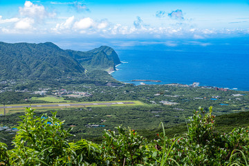 八丈富士ふれあい牧場からの八丈島空港滑走路