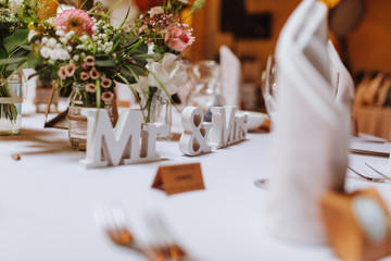 Tischdekoration Hochzeit Restaurant Gold und Weiß