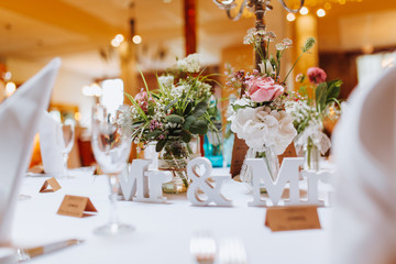 Tischdekoration Hochzeit Restaurant Gold und Weiß