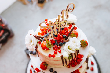 Hochzeitstorte mit frischen Beeren Obst