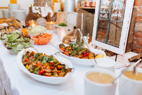 Tischdienst Bilder – Durchsuchen 834 Archivfotos, Vektorgrafiken und