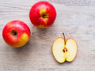 Rote ganze und halbierte Äpfel auf einem grauen Hintergrund, Flat ly