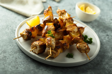 Chicken skewers with lemon