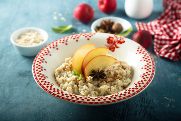 Oatmeal porridge with apple and spices