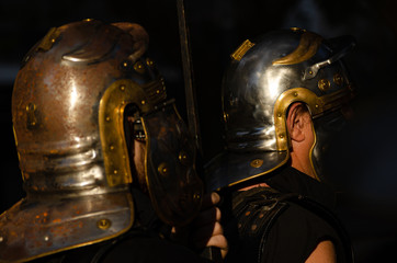 Soldados romanos en fiesta de recreación histórica en Chaves, Portugal. - obrazy, fototapety, plakaty