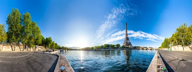 Foto auf Glas Szenisches Panorama des Eiffelturms und des Ufers der Seine in Paris, Frankreich. 360-Grad-Panoramablick © Ints