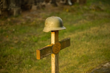 Soldatenkreuz, Soldatenhelm, Grab, Friedhof, Tot, Krieg