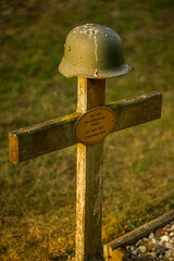 Soldatenkreuz, Soldatenhelm, Grab, Friedhof, Tot, Krieg