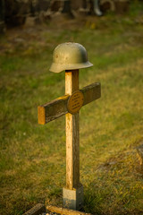 Soldatenkreuz, Soldatenhelm, Grab, Friedhof, Tot, Krieg