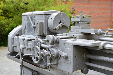 Obraz na płótnie Canvas Old lathe. Metal mechanism. Vintage metalworking machine close-up.
