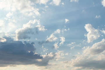 Obraz premium Dramatic picturesque colorful sky with cloud and picturesque scenic feather sunbeams before sunset