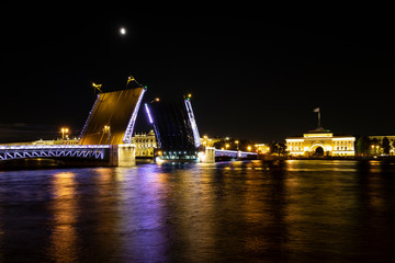 Fototapeta na wymiar St. Petersburg is a historic city center and night view of the oldest Palace drawbridge and Admiralty building in the background.