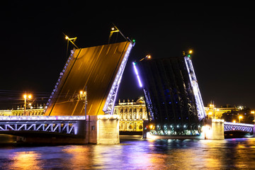 Fototapeta na wymiar St. Petersburg is a historic city center and a night view of the oldest Palace drawbridge.