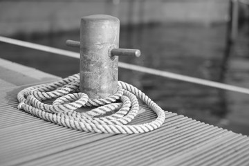 Poller mit Tauwerk auf dem Bootssteg