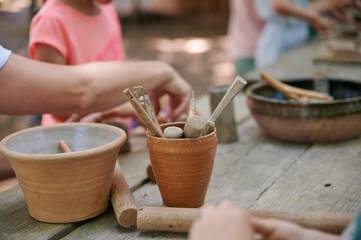 Hand sucht Werkzeug zum Töpfern und kreativem arbeiten mit Erde und Ton