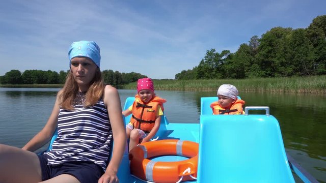 Mother wheel catamaran pedals. Two little children on back seats. Gimbal motion