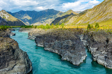 Obraz premium View of the Katun river with Oroktoisky bridge