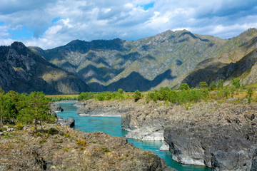Fototapeta na wymiar View of the Katun river with Oroktoisky bridge