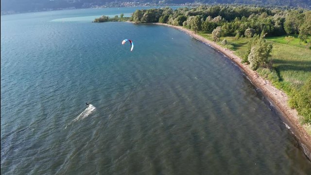 Aerial 4K - Lago di Como (IT) - kitesurfer in azione 