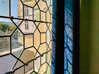 Lumière des vitraux sur le sol pavé de carreaux, Château de la Tour d'Aigues, Vaucluse, Luberon, Provence-Alpes-Côte d'Azur, France