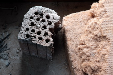 Alter Stein aus Porenbeton, Dämmmaterial und Dämmstoff bei der Sanierung eines alten Bauernhaus...