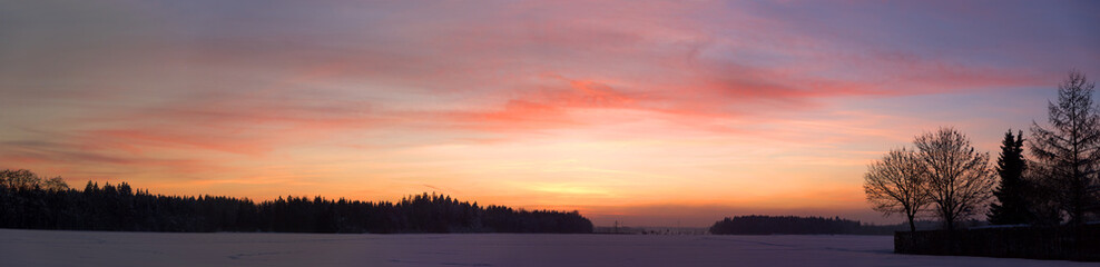 Sonnenuntergang über dem Schneefeld mit schönen Abendrot Himmel