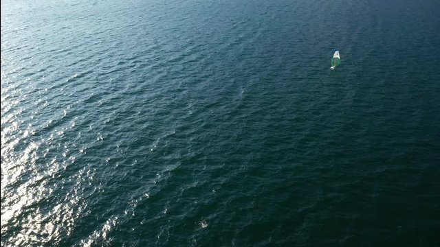 Aerial 4K - Windsurfer in azione