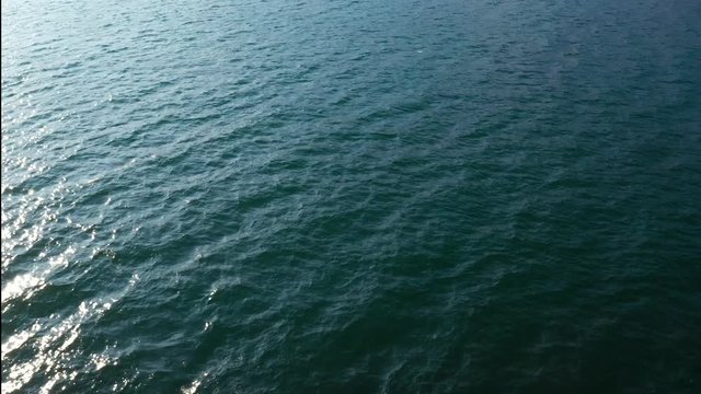 Aerial 4K - Vista panoramica in velocit&agrave; di acqua dall'alto