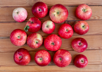 Fototapeta na wymiar Red apples lie on a wooden background.