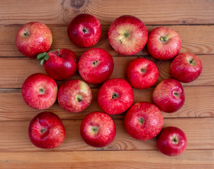 Fototapeta na wymiar Red apples lie on a wooden background.