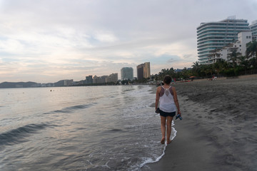 Una persona caminando por la playa