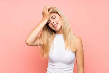 Obraz premium Teenager girl over isolated pink background having doubts with confuse face expression