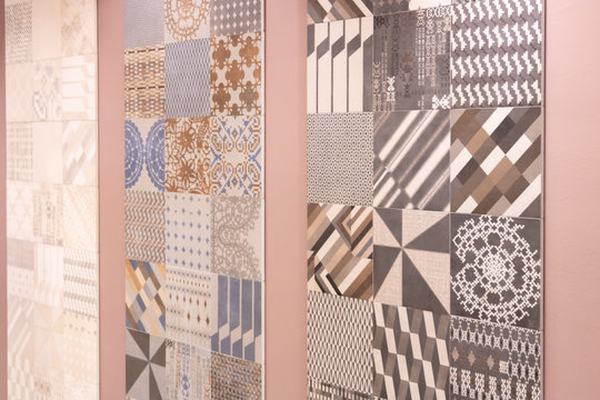 Cr&eacute;dence sur mur de cuisine faite en mosa&iuml;que portugaise Azulejo de diff&eacute;rents coloris et motifs pose de carrelage mural
