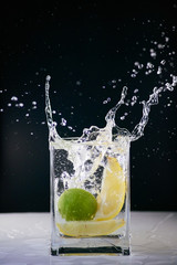 Citron tranché, plongeant dans un vase rempli d'eau	