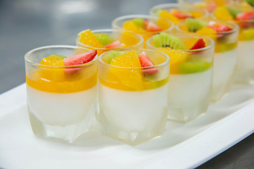  delicious ruit panacotta in small glass