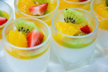  delicious ruit panacotta in small glass