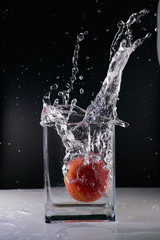 Nectarine plongeant dans un vase rempli d'eau