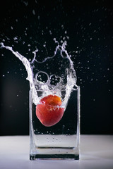 Nectarine plongeant dans un vase rempli d'eau
