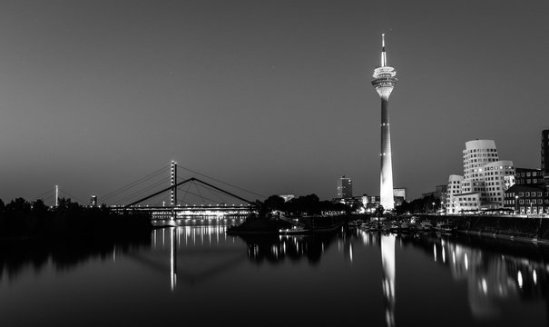 Fototapeta View of the city at night in black and white. 