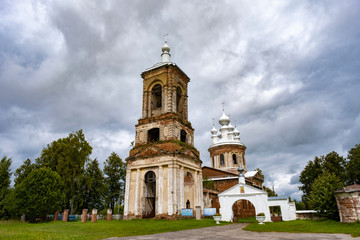 Fototapeta na wymiar Assumption cemetery church in the village of Vasilyevskoye, Shuisky district, Ivanovo region.